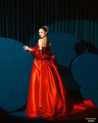 8 Potret Cantik Vika Kolesnaya Calon Istri Billy Syahputra dalam Balutan Gaun Merah yang Mewah