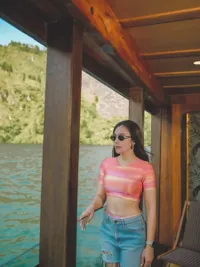 8 Potret Cantik Wulan Guritno Liburan di Danau Toba, Main Jetski hingga Ngopi Santuy di Perahu