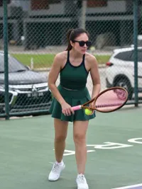 8 Potret Cantik Wulan Guritno Mabar Tenis, Full Damage dengan Kacamata Hitam dan Outfit Hijau Kalem