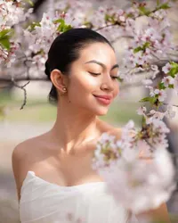 8 Potret Cantiknya Ariel Tatum di Bawah Bunga Sakura Mekar, Tak Lupa Kenakan Kain Jarik