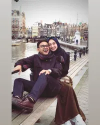 8 Potret Cantiknya Avi Basalamah, Istri Ramzi yang Jarang Tersorot dan Awet Muda
