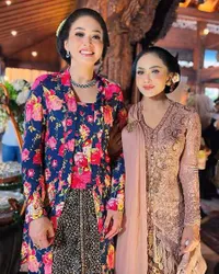 8 Potret Cantiknya Maia Estianty Pakai Kebaya di Acara Siraman Al Ghazali, Titikkan Air Mata Saat Sungkeman - Jualan Dawet