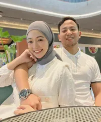 8 Potret Cantiknya Poppy Bunga yang Selalu Terlihat Stylish - Ibu Dua Anak Ini Tampil Kece Badai Banget!