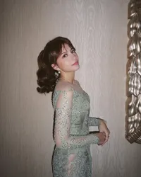 8 Potret Cassandra Lee Tampil Anggun Dalam Balutan Kebaya, Cantiknya Kebangetan