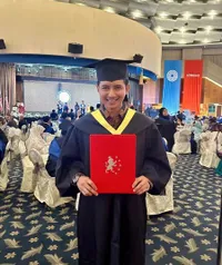 8 Potret Chand Kelvin Wisuda S2 di Malaysia Didampingi Istri, Kini Resmi Sandang Gelar MBA - Dulu Rela Berangkat Kuliah Subuh-Subuh dari Indonesia 