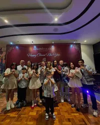 8 Potret Cherly Juno Rayakan Imlek dalam Kondisi Rumah Banjir, Bikin Konten Bagi-Bagi Angpau Malah Terpeleset