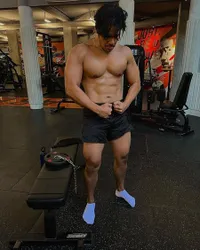 8 Potret Chicco Jerikho Shirtless Pamer Otot Peru & Dada, Komentar Ridwan Kamil Jadi Sorotan