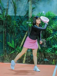 8 Potret Chika Jessica Asyik Main Padel, Gayanya Bak Atlet