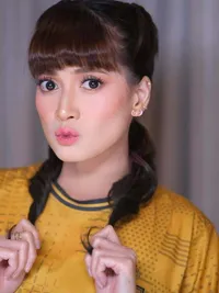 8 Potret Chika Jessica Tetap Profesional Nge-MC di Tengah Guyuran Hujan Deras, Makeup On Point