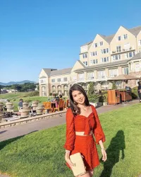 8 Potret Christie Saat di Luar Negeri, Kuliahnya Stanford University - Akrab dengan Syahrini