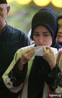 8 Potret Cici Faramida Menangis di Pemakaman Ibunya, Isak Tangisnya Tak Tertahankan