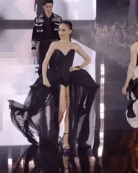 8 Potret Cinta Laura di Paris Fashion Week, Cantik Kebangetan - Nggak Kebanting Meski Sepanggung dengan Kendall Jenner 