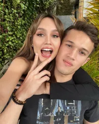 8 Potret Cinta Laura Pamer Foto Mesra Bareng Arya Vasco, Makin Lengket - Sedang Dimabuk Cinta