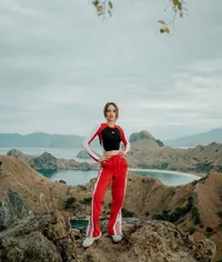 8 Potret Cinta Laura Rayakan Ulang Tahun ke-30 Bareng Arya Vasco di Labuan Bajo
