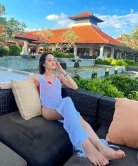 8 Potret Cinta Laura Tampil Seksi dengan Baju Jaring-Jaring Saat Liburan