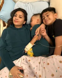8 Potret Rayyanza yang Sedang Sakit, Lemas Sampai Harus Diinfus - Rafathar Jadi Kakak Siaga