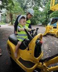8 Potret Cipung yang Tampil Menggemaskan Saat Jadi Kontraktor Cilik hingga Petugas Pemadam Kebakaran, Netizen Malah Salah Fokus ke Sandal Bebek 