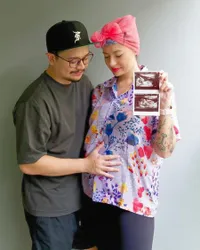 8 Potret Claudia Adinda Istri Derby Romero yang Kini Hamil Anak Pertama, Cantik Memesona dengan Gaya Retronya