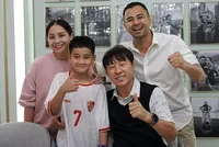 8 Potret Coach Shin Tae-yong Berkunjung ke Rumah Raffi Ahmad, Akan Lakukan Kolaborasi - Rafathar Full Senyum
