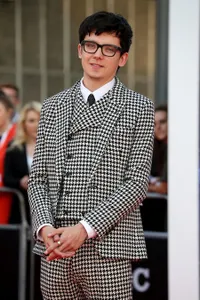 8 Potret dan Fakta Asa Butterfield, Bintang Serial Populer Netflix ‘SEX EDUCATION’