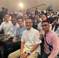 8 Potret Daniel Mananta Ikut Kajian Tentang Al-Quran Ditemani Sang Istri, Makin Ramai Didoakan Jadi Mualaf