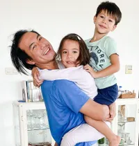 8 Potret Daniel Mananta Saat Momong Anak yang Jarang Tersorot, Layak Jadi Hot Daddy