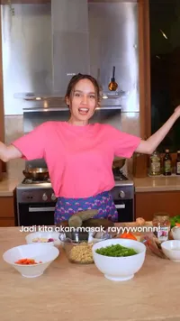 8 Potret Dapur Cinta Laura Dipakai Untuk Masak Sahur Buat Rawon
