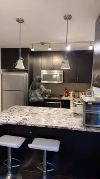8 Potret Dapur Rumah Tengku Firmansyah dan Cindy Fatikasari di Kanada, Tampak Cozy - Bernuansa Monokrom