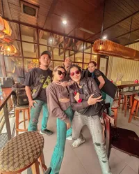 8 Potret Dara dan Mita The Virgin Liburan di Bali, Tetap Kompak - Sudah Dianggap Adik Sendiri