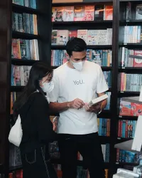 8 Potret Darius Sinathrya Temani Sabrina ke Toko Buku, Momen 'PDKT' Ayah dan Anak Penuh Kehangatan Bikin Netizen Iri