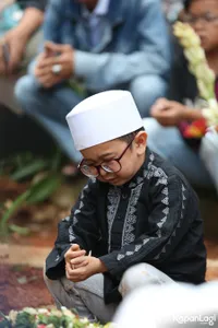 8 Potret Daus Mini di Pemakaman Ayahnya, Bersimpuh Penuh Duka di Sisi Pusara