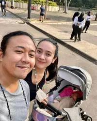 8 Potret Dea Ananda Momong Baby Sanne Usai 13 Tahun Penantian, Paras Gemas Si Kecil Saat Dipijat dan Tertawa Bikin Salah Fokus