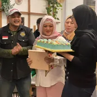 8 Potret Debby Anak Pertama Rhoma Irama yang Akrab Sama Semua Adik & Ibu Sambung