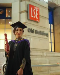 8 Potret Dena Rachman Wisuda S2 Kedua Kalinya, Dulu di Italia Kini Inggris - Akui Tak Mudah Selesaikan Pendidikan di Usia Kepala 3
