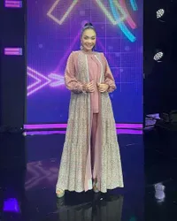 8 Potret Denada yang Mengaku Masih Ingin Menikah Lagi Jika ada Jodohnya, Tetap Berhati-Hati Meski Tak Menutup Diri