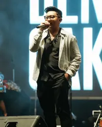 8 Potret Denny Caknan Konser di Tulungagung, Niken Salindry Ikut Naik Panggung - Mesra Bareng Bella Bonita di Backstage