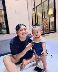 8 Potret Denny Caknan Momong Dek Cunda, Gemas Pakai Jepit Rambut - Wajah Makin Mirip Curi Perhatian