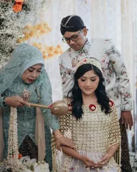 8 Potret Detail Acara Siraman Erina Gudono yang Sakral dan Penuh Senyum Bahagia, Calon Manten Cantik Banget!