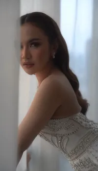8 Potret Detail Gaun Pengantin Mahalini di Malam Resespi Pernikahan yang Bikin Pangling, Didesain dengan Detail dan Penuh Manik-Manik!