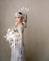 8 Potret Detail Kebaya Mahalini di Acara Akad Nikah, Cantik Full Payet dengan Adat Sunda