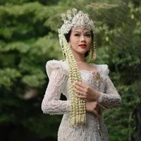 8 Potret Detail Kebaya Yura Yunita, Dibikin Khusus dengan Permintaan Istimewa