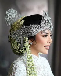 8 Potret Detail Penampilan Cinta Istri Angga Wijaya yang Tak Kalah Cantik dari Dewi Perssik, Maharnya Capai Puluhan Ribu Dollar!