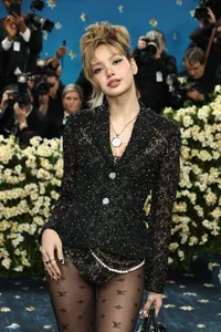 8 Potret Detail Penampilan Lisa BLACKPINK di Met Gala 2025, Diduga Pajang Wajah Aktivis Kulit Hitam Rosa Parks di Underwear