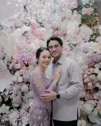 8 Potret Detail Pertunangan Anggika Bolsterli Bintang Sinetron 'DI ANTARA DUA CINTA', Cantik Berkebaya Ungu - Ramai Didoakan Netizen