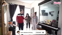 8 Potret Detail Rumah Hesti Purwadinata, Penuh Furniture Unik Bikinan Suami