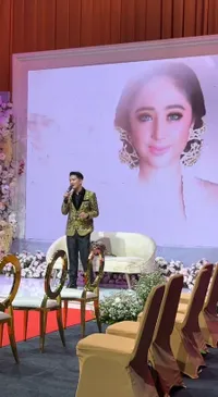 8 Potret Detik-Detik Dewi Perssik Dilamar Oleh Kekasih Pilot, Gaun Keluarganya Jadi Sorotan