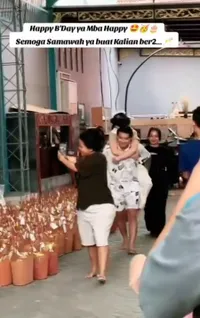8 Potret Detik-Detik Happy Asmara Dapat Kado Mobil Mewah di Momen Ultah, Digendong Gilga Sahid - Nangis Terharu