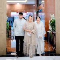 8 Potret Detik-Detik Tora Sudiro Ditenangkan Mantan Istri Saat Menangis di Pengajian Jelang Pernikahan Putrinya, Prosesi Sungkem Berlangsung Penuh Haru