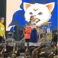 8 Potret Detik-Detik Widy Vierratale Buka Baju di Atas Panggung, Kini Disomasi dan Terancam Hukuman 10 Tahun