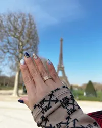 8 Potret Detik-Detik Wika Salim Dilamar Kekasih di Dekat Menara Eiffel Paris